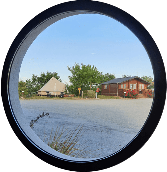 Der Campingplatz L'Escale Occitane in der Nähe von Carcassonne bietet Stellplätze für Zelte, Wohnwagen und Wohnmobile, Mobilheime, ein Wohnheim-Chalet und ein Inuit-Zelt zur Miete