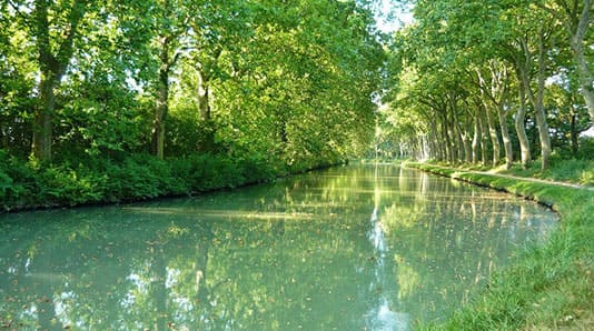 The Escale Occitane campsite is located near the Canal du Midi, 1 km from the village of Alzonne
