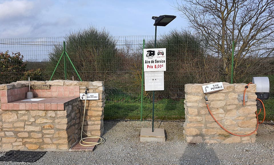 Der Servicebereich für Stellplätze für Wohnmobile und Vans auf dem Campingplatz L'Escale Occitane in Aude