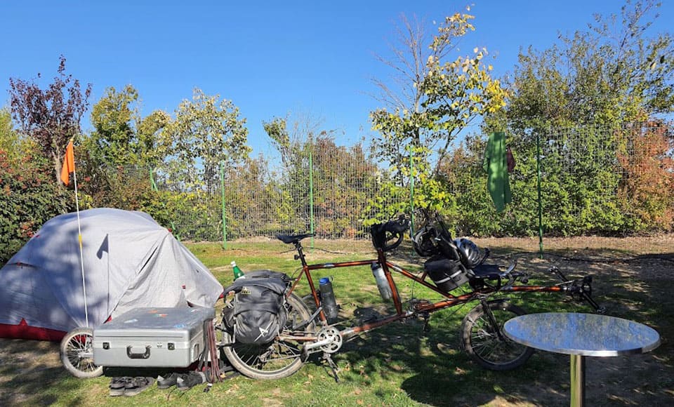 Stellplatz für Zelte mit speziellem Fahrradtarif auf dem Campingplatz L'Escale Occitane in der Nähe des Canal du Midi