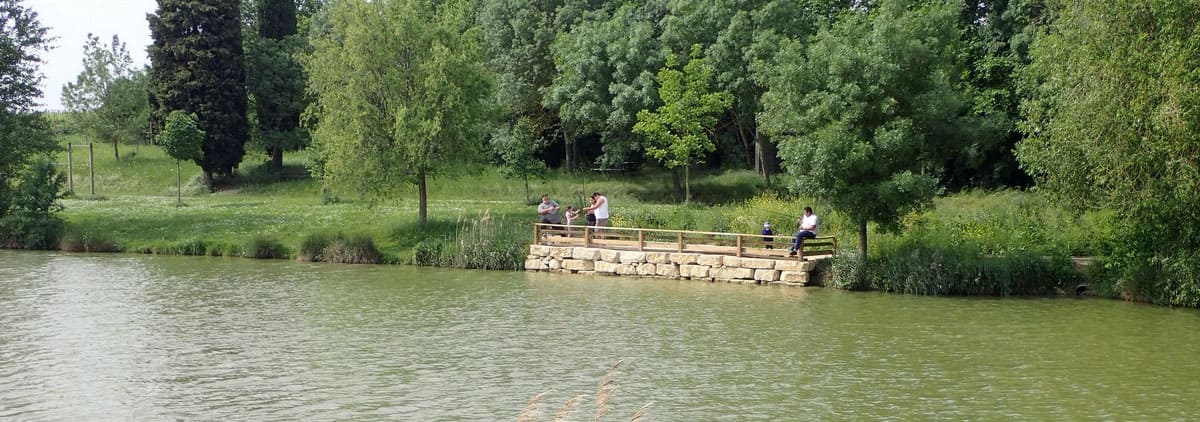 El lago de Fontorbe en Alzonne, ruta de Raissac, cerca del camping Escale Occitane en el Aude