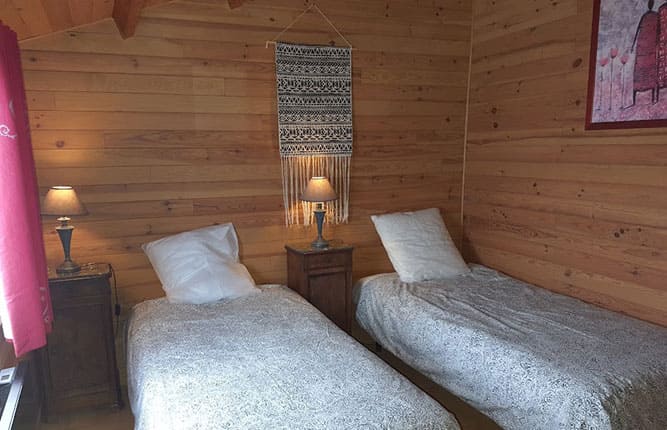 De slaapkamer van de slaapzaal chalet Le Saint-Léonard te huur op de camping Escale Occitane in de buurt van Carcassonne