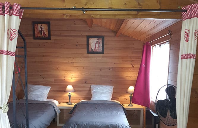 De slaapkamer van de slaapzaal chalet Le Saint-Léonard te huur op camping Escale Occitane in Aude