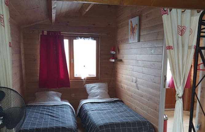 The bedroom of the dormitory chalet Le Saint-Léonard for rent at the Escale Occitane campsite near the Canal du Midi