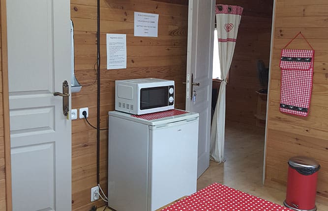 The dining area of the dormitory chalet Le Saint-Léonard for rent at the Escale Occitane campsite in Aude