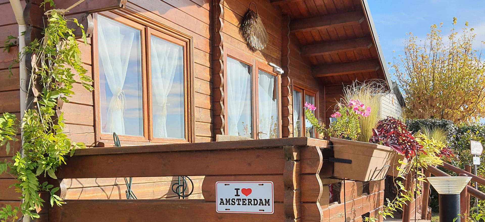 Buitenaanzicht van het slaapzaalchalet Le Saint-Léonard te huur op camping Escale Occitane in Aude