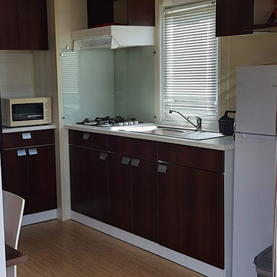 The kitchen of the Fort de France and Point à Pitre mobile home for rent at the Escale Occitane campsite near Carcassonne