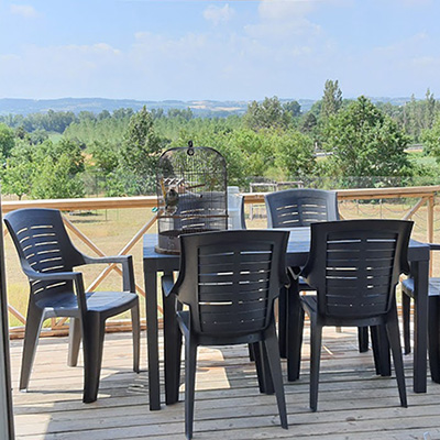 The terrace of the Fort de France mobile home near Carcassonne at the Escale Occitane campsite