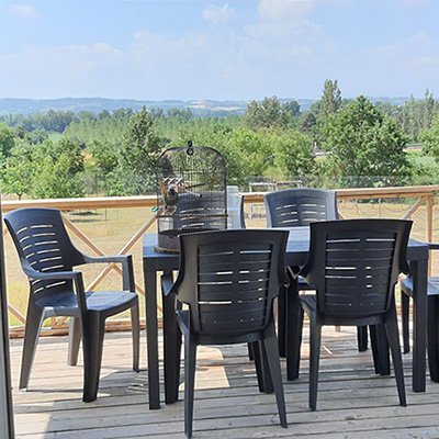 Die Terrasse des Mobilheims Fort de France in der Nähe von Carcassonne auf dem Campingplatz Escale Occitane