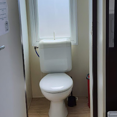 Les toilettes du mobil-home Fort de France et Point à Pitre en location au camping l'Escale Occitane dans l'Aude