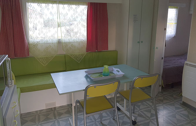 The dining area of the Mexico mobile home for rent at the Escale Occitane campsite in Aude