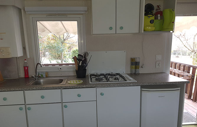 The kitchen of the Mexico mobile home for rent at the Escale Occitane campsite near the Canal du Midi