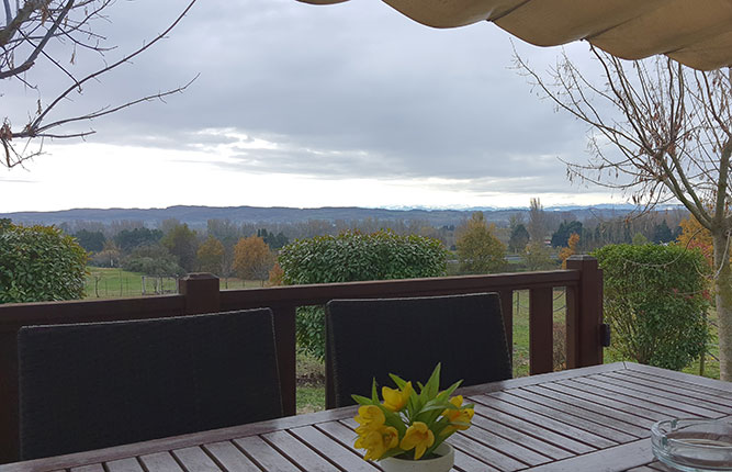 Het terras van de stacaravan Mexico te huur op camping Escale Occitane bij Carcassonne