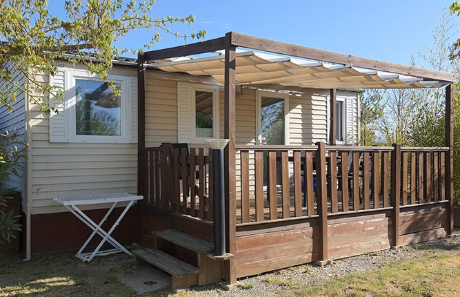 The terrace of the San Francisco mobile home for rent at the Escale Occitane campsite near Carcassonne