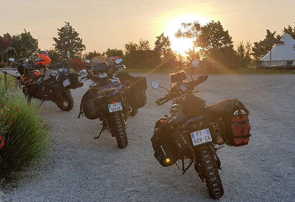 Nos amis les motards sont accueillis à l'Escale Occitane, camping dans l'Aude