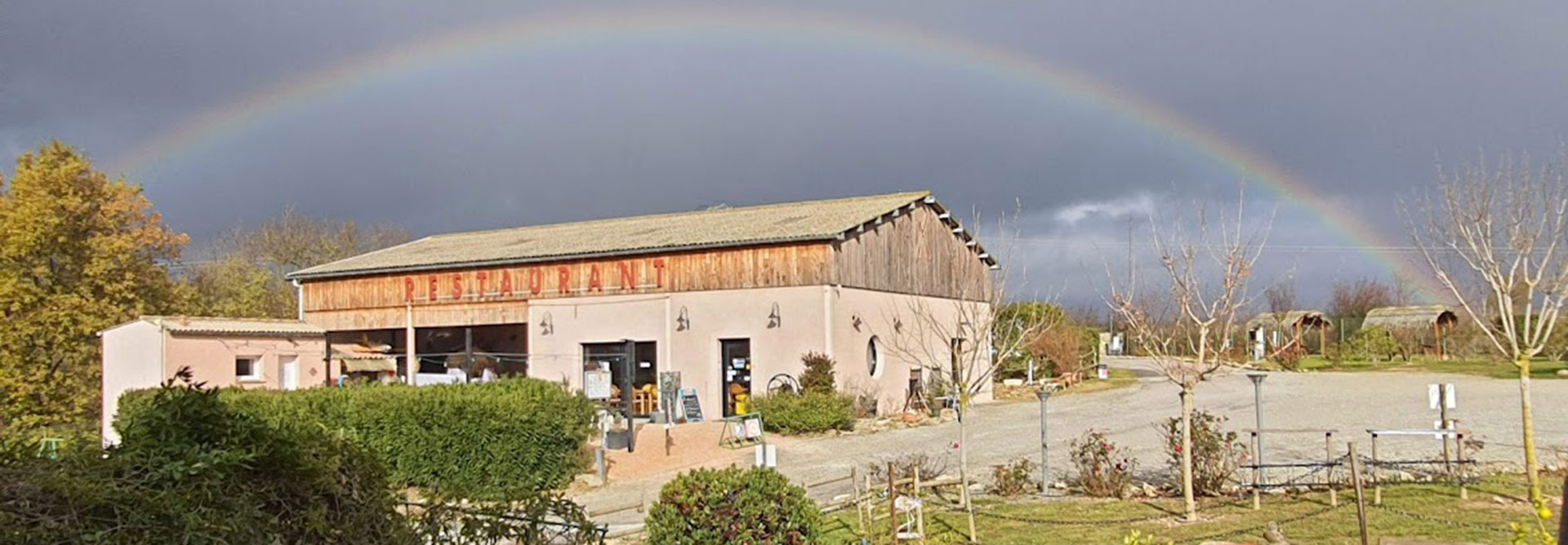 Außenbereich des Restaurants Galley des Campingplatzes L'Escale Occitane in der Aude