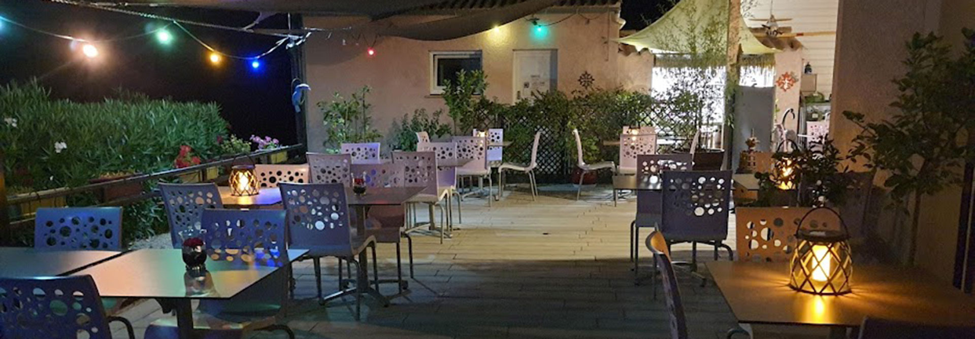 Die Terrasse des Restaurants Le Galley auf L'Escale Occitane, einem Campingplatz in der Nähe von Carcassonne.
