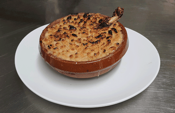 Cassoulet, een culinaire specialiteit die wordt aangeboden in het restaurant Galley van camping Escale Occitane in de buurt van het Canal du Midi