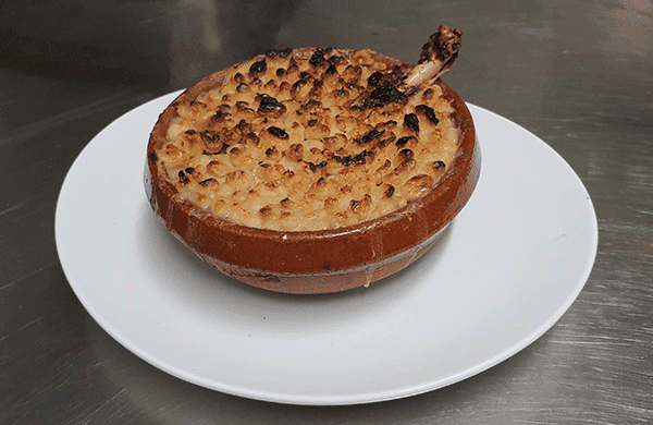 Cassoulet, eine kulinarische Spezialität, die im Restaurant Galley des Campingplatzes L'Escale Occitane in der Nähe des Canal du Midi angeboten wird