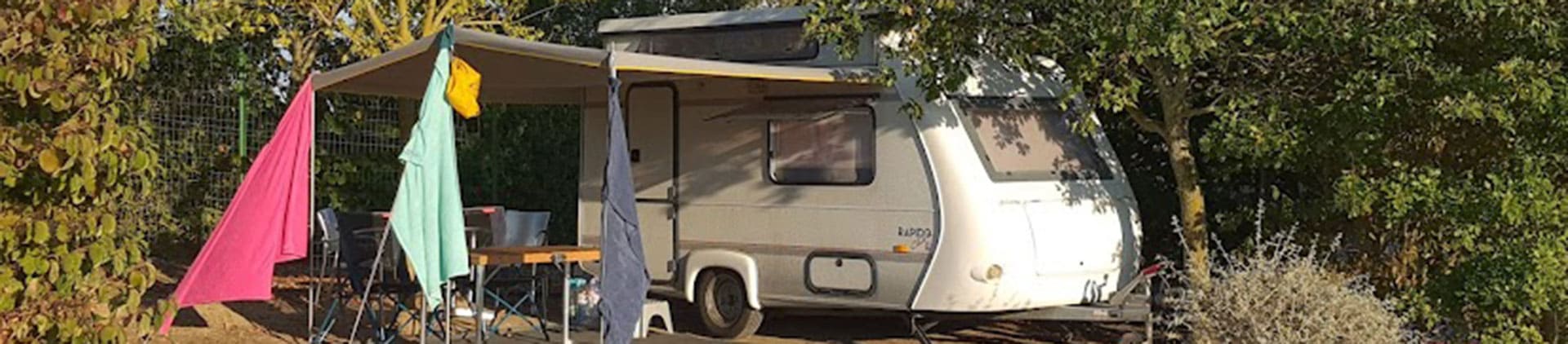 Stellplatz für Wohnwagen auf dem Campingplatz L'Escale Occitane in der Nähe von Carcassonne