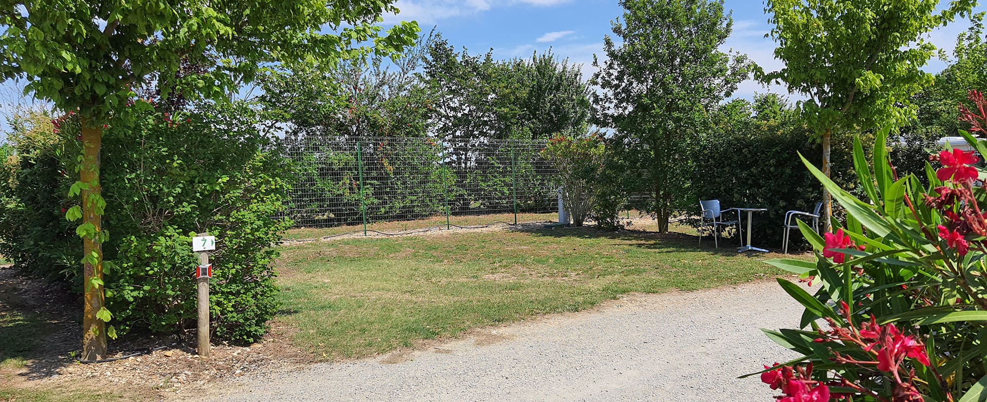 Location de grands emplacements pour tentes, caravanes, camping-car et vans à l'Escale Occitane, camping près de Carcassonne