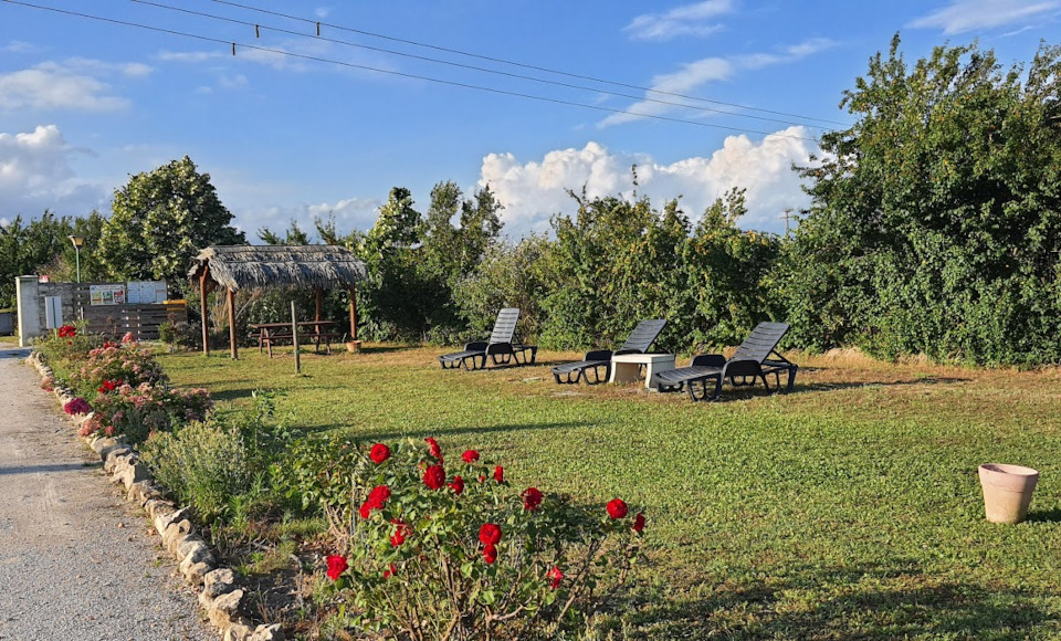 Parcela para tienda con tarifa especial para bicicletas en el camping Escale Occitane, cerca del Canal du Midi