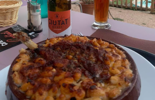 Cassoulet, eine kulinarische Spezialität, die im Restaurant Galley des Campingplatzes L'Escale Occitane in der Nähe des Canal du Midi angeboten wird