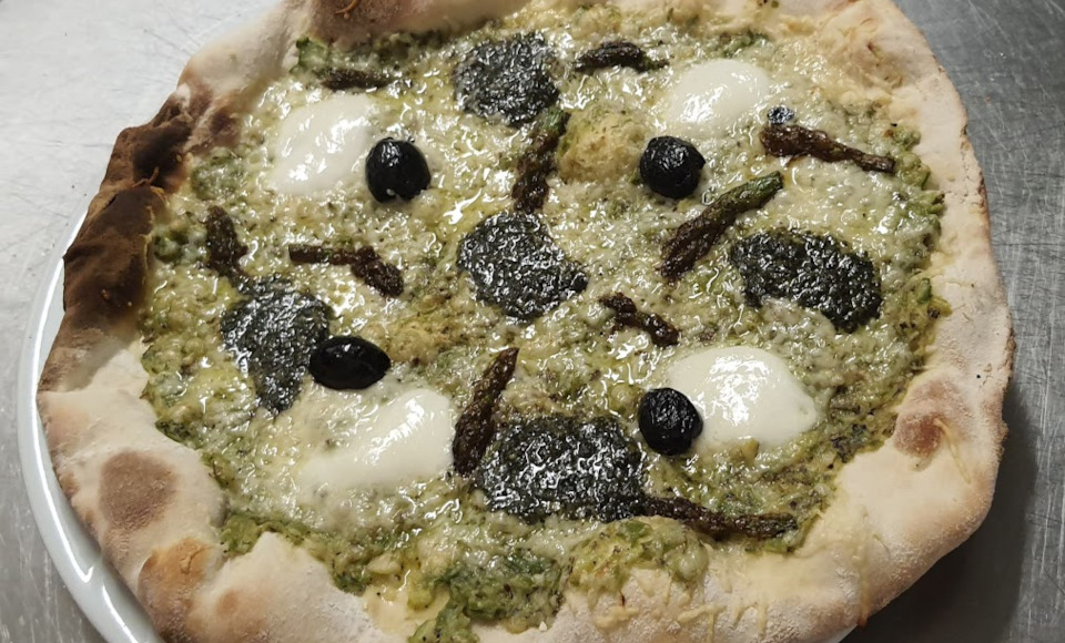 Pizza proposée au restaurant le Galley du camping dans l'Aude l'Escale Occitane