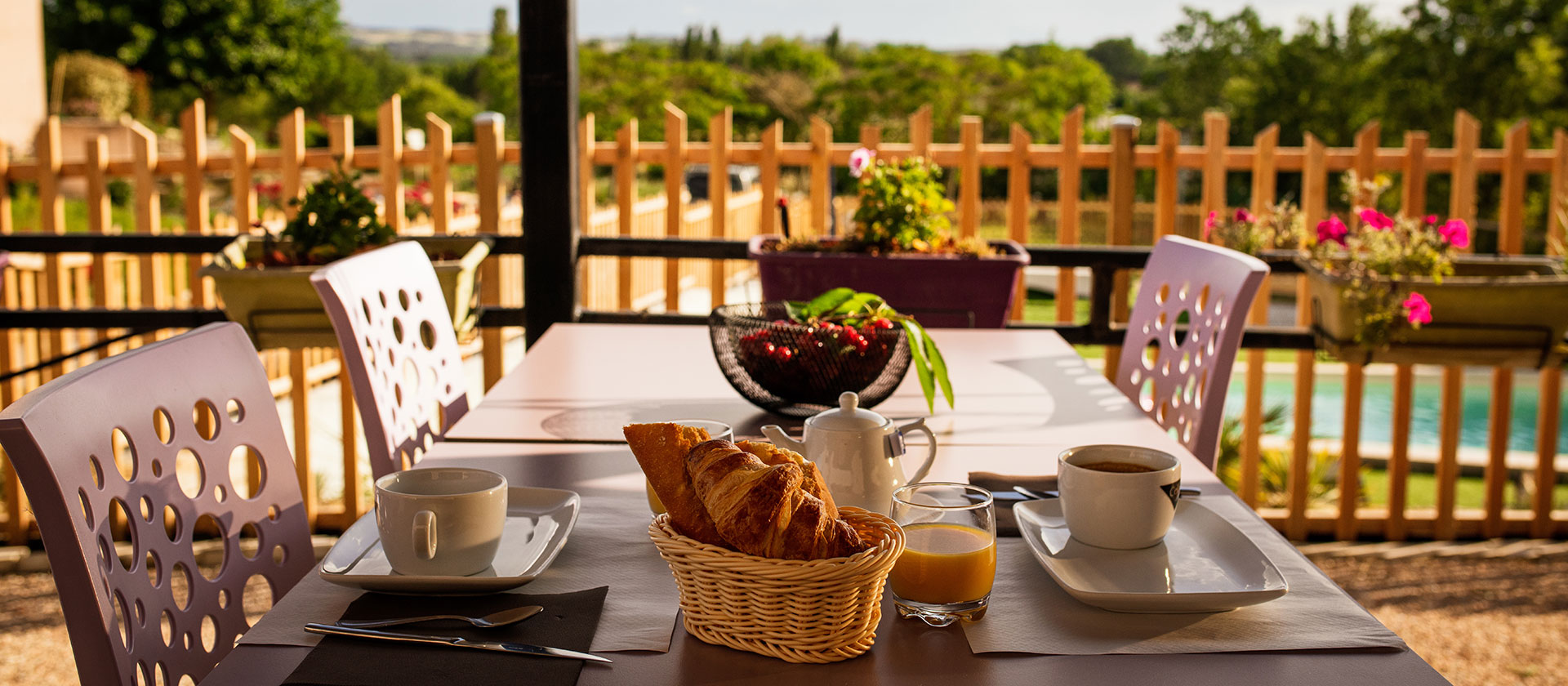 Vue extérieure du restaurant le Galley du camping dans l'Aude l'Escale Occitane