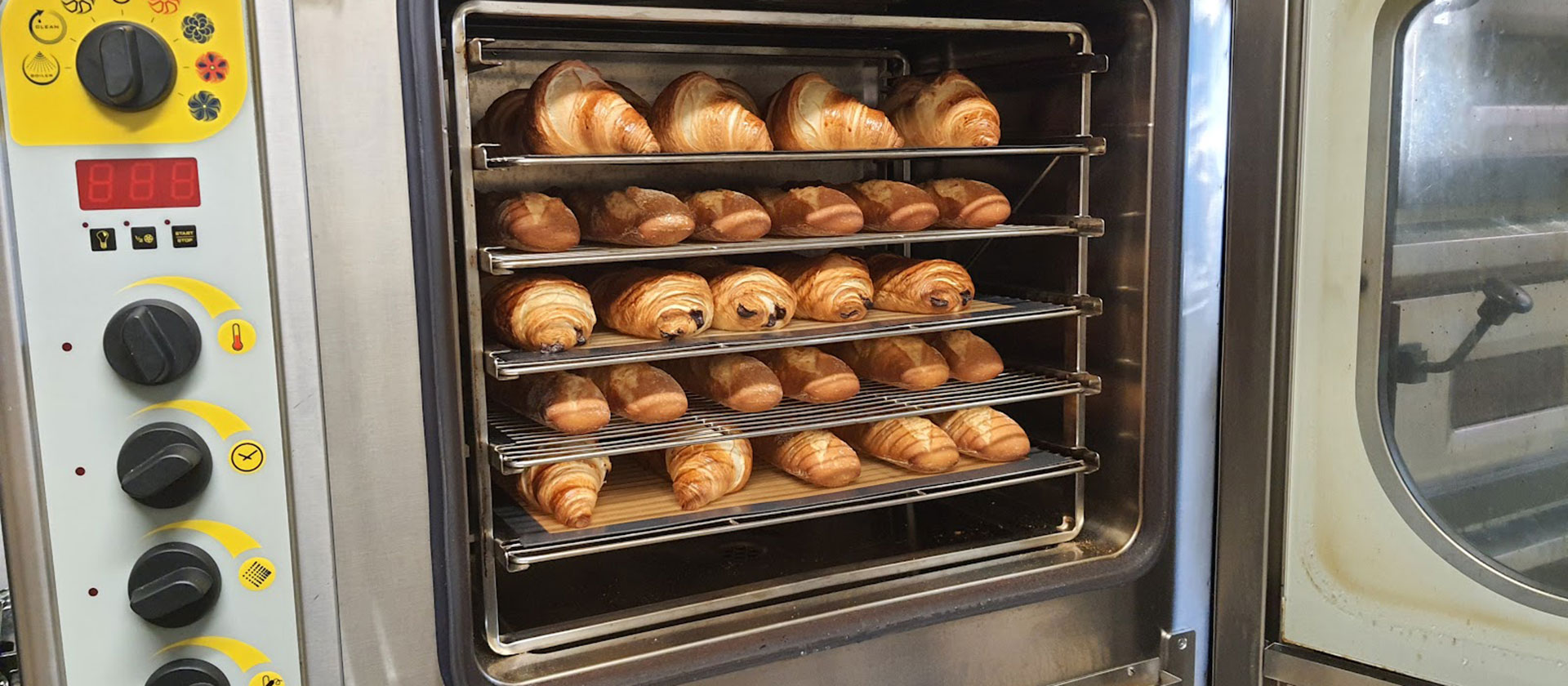 Bollería saliendo del horno del restaurante Galley del camping en Aude l'Escale Occitane